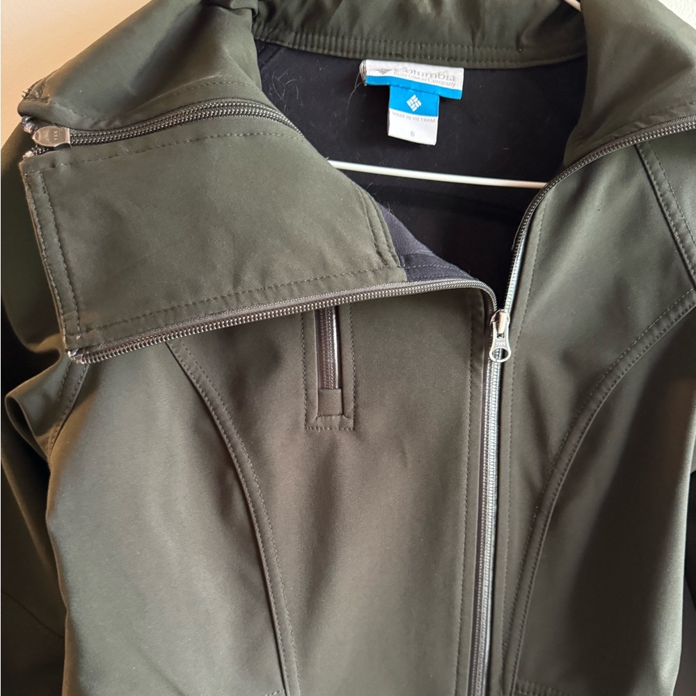 Columbia Women’s Lightweight Jacket - Picture 8 of 10